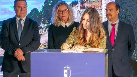 Estela-Pav&oacute;n-Arriaga,-estampando-su-firma-en-representaci&oacute;n-de-la-ADS-Valle-de-Alcudia