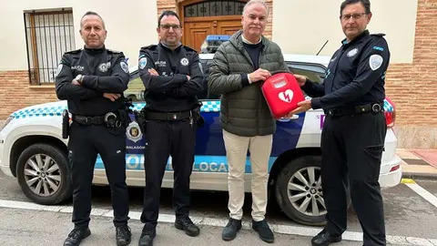 El-alcalde-de-Malag&oacute;n-hace-entrega-del-desfibrilador-a-los-agentes-de-la-Polic&iacute;a-Local-(002)