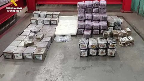. La USECIC, Unidad de Seguridad Ciudadana de la Guardia Civil de Ciudad Real se encontraba realizando un dispositivo operativo de control de veh&iacute;culos y personas en la Autov&iacute;a del Sur, concretamente en el t&eacute;rmino municipal de Valdepe&ntilde;as, cuando se procedi&oacute; a identificar a los ocupantes de un turismo al que le fue dado el alto por parte de los agentes. 

Tras realizar un registro a fondo del veh&iacute;culo, en el que tambi&eacute;n se encontraba una unidad canina especializada en la detecci&oacute;n de drogas, se hall&oacute; en un doble fondo del respaldo del asiento trasero multitud de paquetes de hach&iacute;s, que tras su pesaje arrojaron un peso de 53 kilos.

Los dos ocupantes del veh&iacute;culo, de nacionalidad extranjera pero residentes en Madrid, fueron detenidos como presuntos autores por un supuesto delito contra la salud p&uacute;blica por tr&aacute;fico de drogas, siendo con posterioridad puestos a disposici&oacute;n de los Juzgados de Guardia de Valdepe&ntilde;as.
