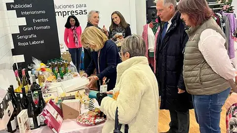Ca&ntilde;izares-visita-el-mercadillo-solidario-de-AMUMA