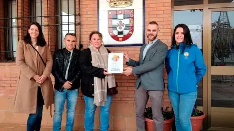 Viso-Alcaldesa-1-recibe-placa-de-adhesi&oacute;n-(002)