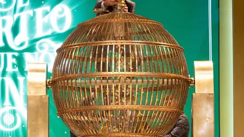 EuropaPress_5652310_hombre_prepara_bombo_sorteo_extraordinario_loteria_navidad_2023_teatro_real