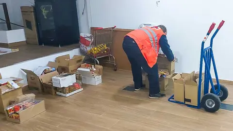 Un-voluntario-prepara-lotes-para-su-reparto
