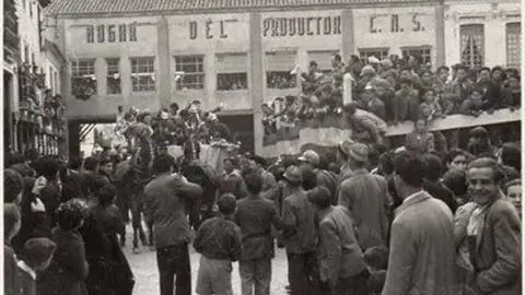 Momento del Ofertorio herenciano en los a&ntilde;os 50. Fuente: carnavaldeherencia.es