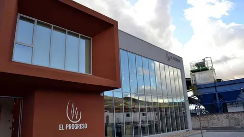 El progreso Centro Log&iacute;stico y la Almazara al fondo.
