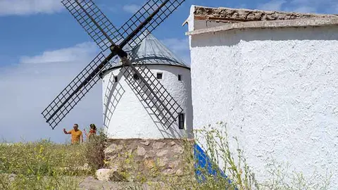 EuropaPress_4449880_viajeros_procedentes_madrid_visitan_bodega_vino_campo_criptana_14_mayo_2022
