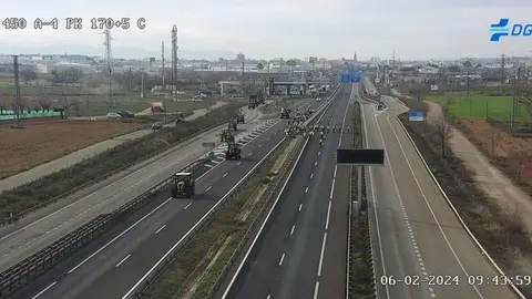 Corte de la calzada en la A-4 a la altura de Manzanares.