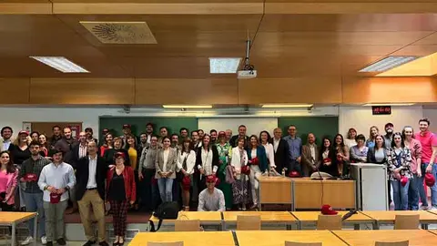 Foto de familia de los antiguos alumnos del CEJE.