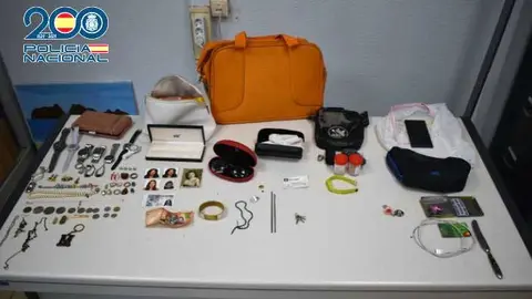 Objetos recuperados por los agentes de Polic&iacute;a Nacional.
