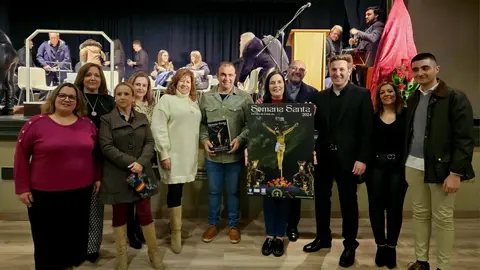 Presentaci&oacute;n Cartel SSanta Torralba, foto de grupo