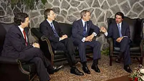 George W. Bush, Tony Blair, Jos&eacute; Mar&iacute;a Aznar y Jos&eacute; Manuel Dur&atilde;o Barroso en la Cumbre de las Azores. Fuente: es.wikipedia.org