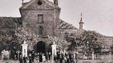 Foto antigua del Convento de los Padres Trinitarios de Valdepe&ntilde;as. Fuente:&nbsp;elecodevaldepenas.es