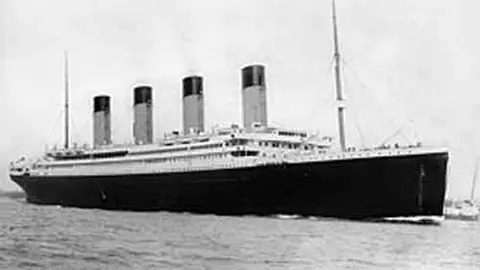 El Titanic partiendo del puerto ingl&eacute;s de Southampton el 10 de abril de 1912. Fuente: es.wikipedia.org