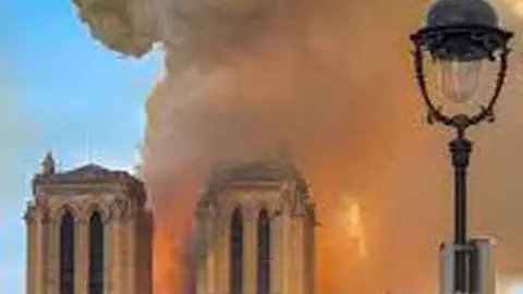 Incendio de la Catedral de Notre Dame. Fuente: es.wikipedia.org