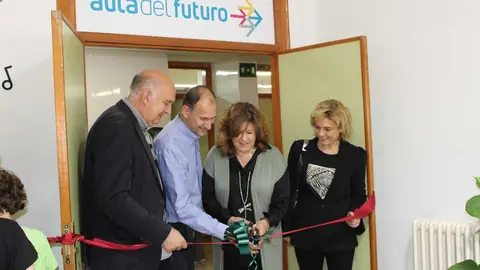 Jos&eacute;-Antonio-Bravo-visita-Aula-del-Futuro-2-(002)