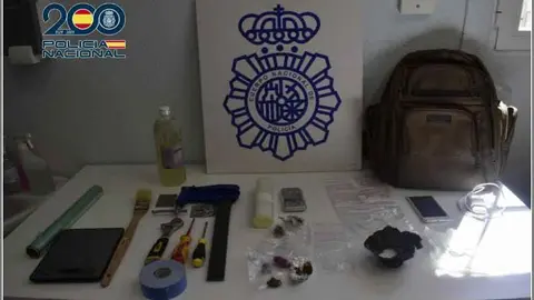 EuropaPress_5924470_objetos_aprehendidos_policia_nacional_detener_hombre_acusado_traficar
