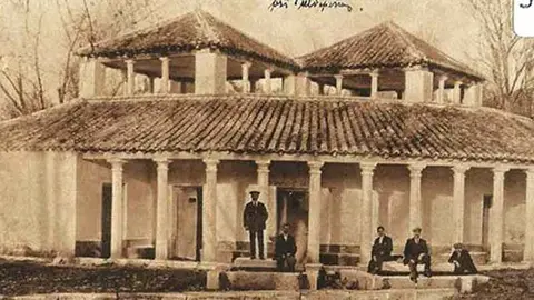 Ba&ntilde;os del Peral. Fuente: rutadelvinodevaldepenas.com