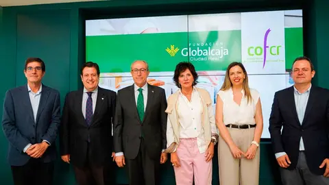 Globalcaja-y-COFCR-2-firma-foto-familia-(002)