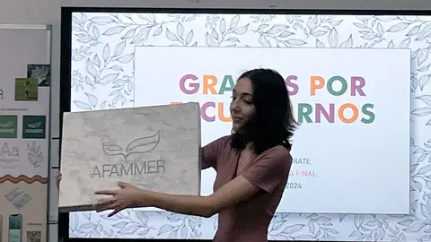 Elisa-Hervas-presenta-TFC-sobre-AFAMMER-(002)