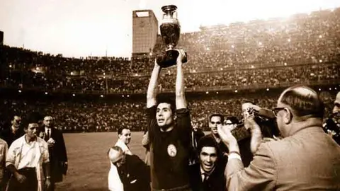 La selecci&oacute;n nacional espa&ntilde;ola de f&uacute;tbol gana su primera Eurocopa. Fuente: eldesmarque.com
