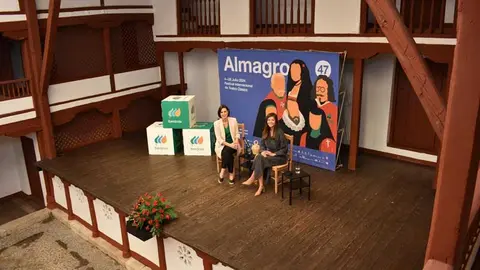 La responsable de patrocinios de Iberdrola, Laura Gil, junto a la directora del Festival, Irene Pardo, en el Corral de las Comedias de Almagro.