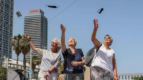 Fin de la obligaci&oacute;n de llevar mascarilla. Fuente: elperiodico.com