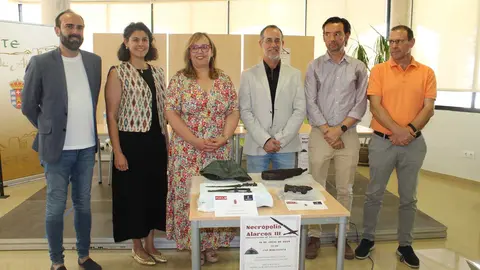 foto-familia-presentacion-piezas-necr&oacute;polis