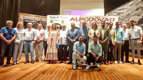 Foto-de-familia-tras-la-presentaci&oacute;n-de-los-carteles