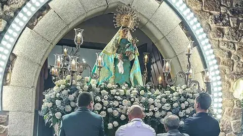 La Virgen de la Estrella, a su llegada anoche de regreso procesional a la iglesia de La Vi&ntilde;uela.