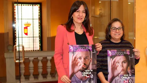 Blanca-Fern&aacute;ndez-y-Manoli-Nieto-actos-25-N-(003)