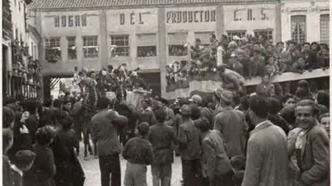 Momento del Ofertorio herenciano en los a&ntilde;os 50. Fuente: carnavaldeherencia.es