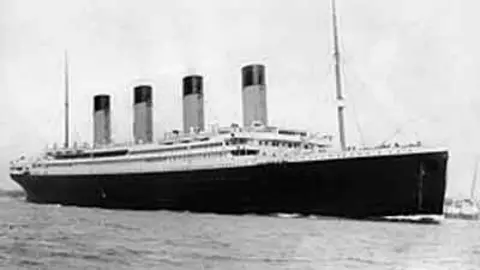 El Titanic partiendo del puerto ingl&eacute;s de Southampton el 10 de abril de 1912. 
									Fuente: es.wikipedia.org