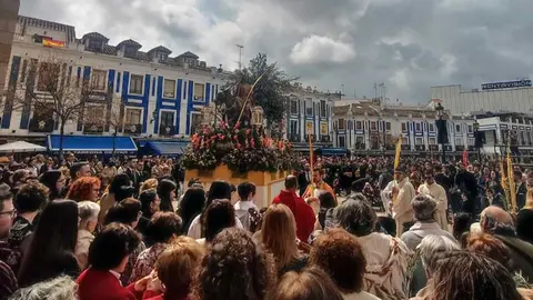 Multitud de gente en la Plaza de Espa&ntilde;a asiste a la procesi&oacute;n del Domingo de Ramos.