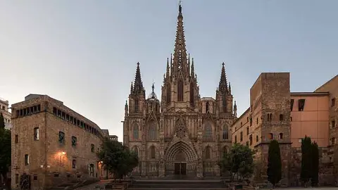 Fachada principal de la Catedral de Barcelona al amanecer. Fuente: es.wikipedia.org