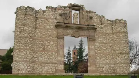 Puerta de Santa Mar&iacute;a de Ciudad Real. Fuente: saposyprincesas.elmundo.es
