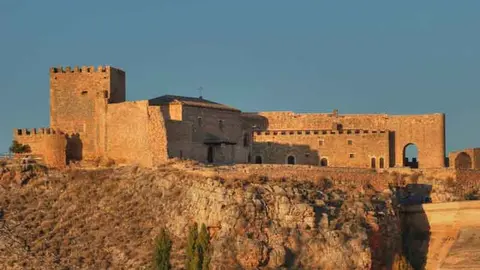 Castillo de Pe&ntilde;arroya. Fuente: ellugardelamancha.es