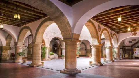 Patio de la Alh&oacute;ndiga. Fuente: lavidasondosviajes.com