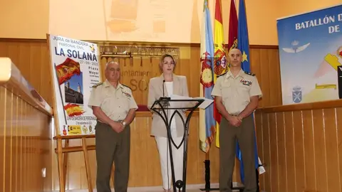 La alcaldesa presenta la jura de bandera junto al coronel Del Hierro y al teniente coronel Aguado.
