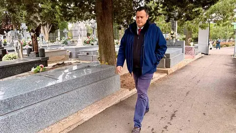 miguel-herv&aacute;s-cementerio