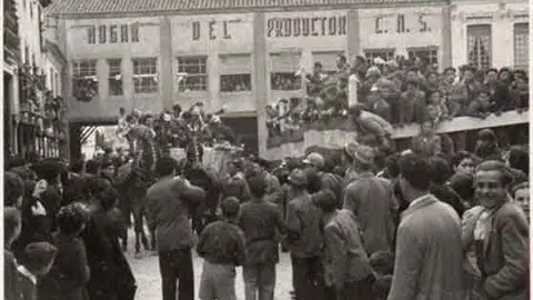 Momento del Ofertorio herenciano en los a&ntilde;os 50. Fuente: carnavaldeherencia.es