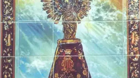 Retablo cer&aacute;mico con la imagen de la Virgen en las cocheras de la parroquia en 2003. Fuente: elsayon.blogspot.com