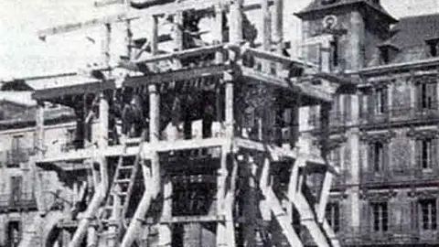 Colocaci&oacute;n de la estatua de Felipe III en la Plaza Mayor de Madrid. Fuente: demadridalanube.com