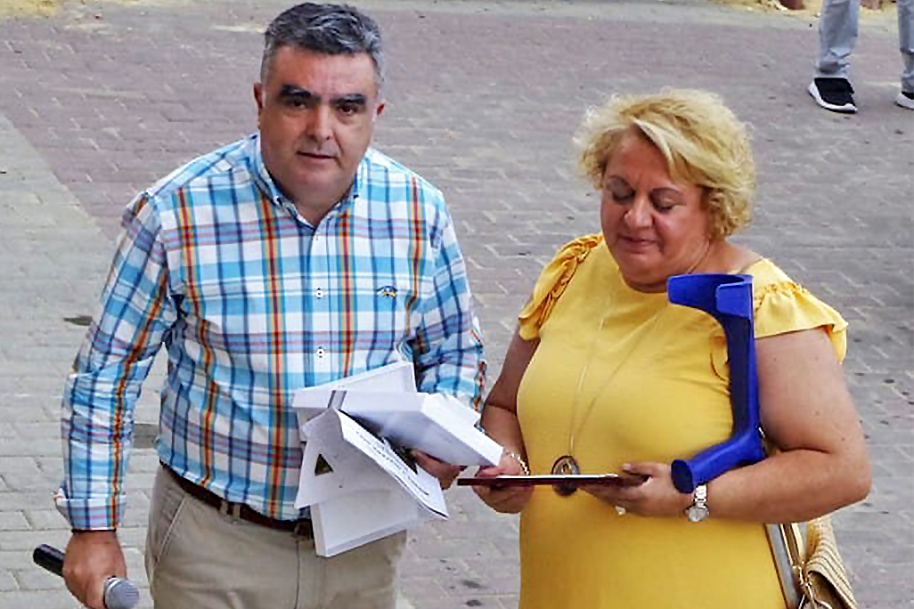 Entrega de la placa de reconocimiento al personal sanitario