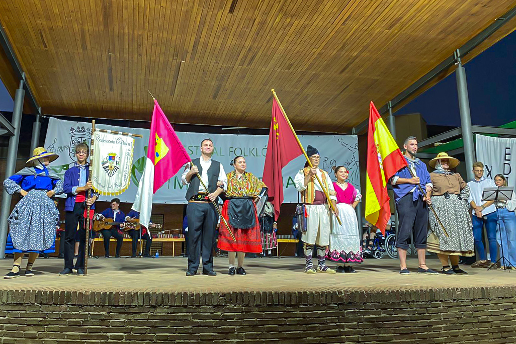 Con la ceremonia de las banderas, se inició el festival