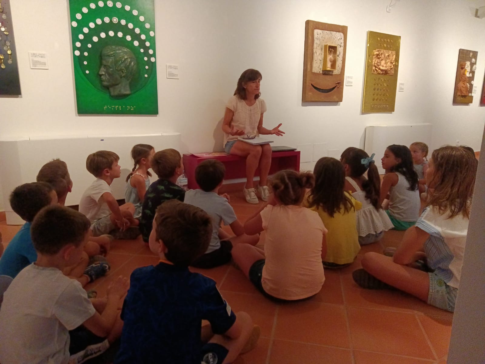 Exposición táctil en el Patio de Comedias de Torralba