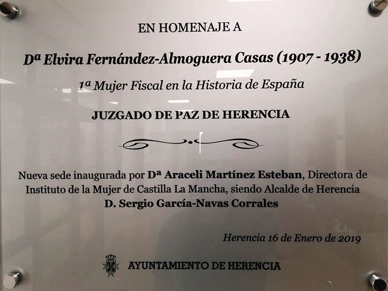 Placa conmemorativa del nuevo Juzgado de Paz de Herencia
con el nombre de Elvira Fernández-Almoguera Casas.