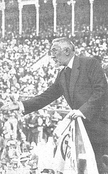 Unamuno en un mitin en la antigua plaza de toros de Madrid (1917)

                                                                                              Fuente: auladehistoriamccb.blogspot.com