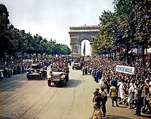 Desfile de la 2ª División Blindada del general Leclerc por los Campos Elíseos.

                                                                                                                                                                                            Fuente: Wikipedia
