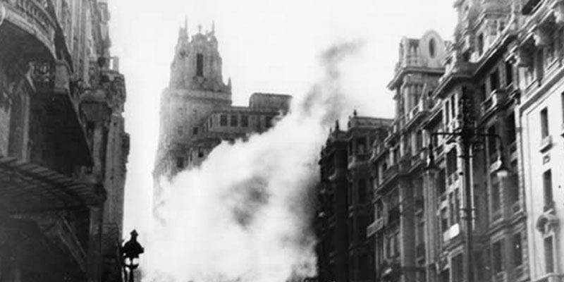 El edificio de Telefónica entre las bombas.
Fuente: espacio.fundaciontelefonica.com