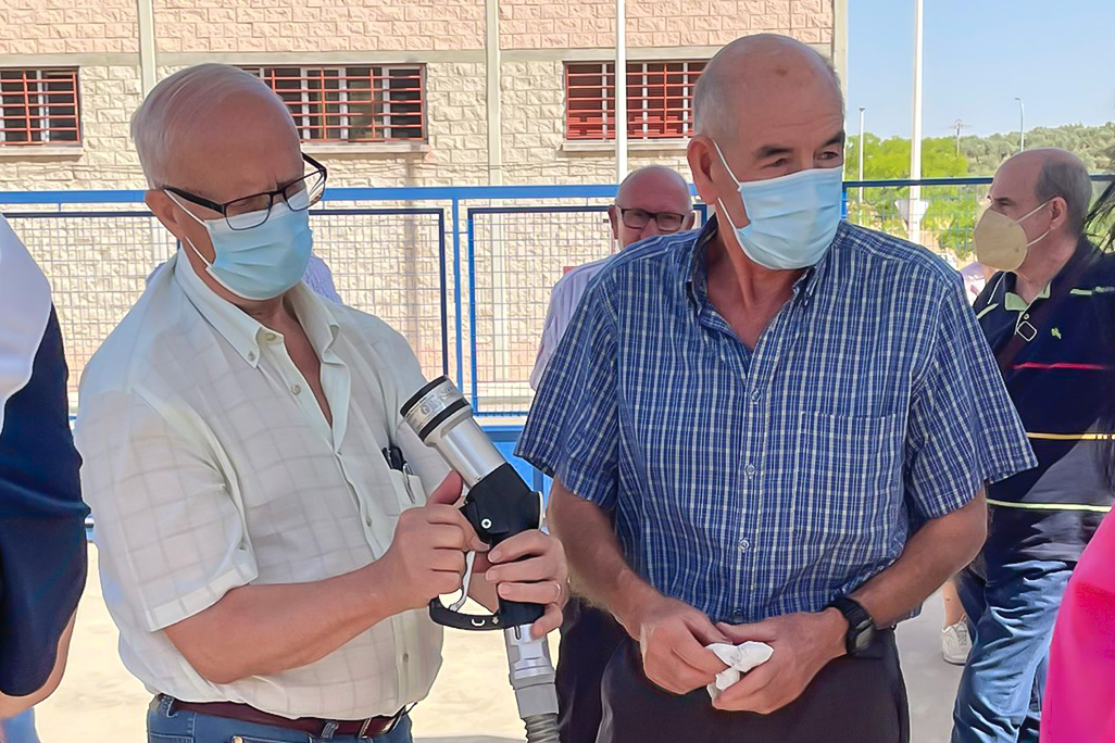 Comprobando el dispositivo de repostaje de hidrógeno para vehículos